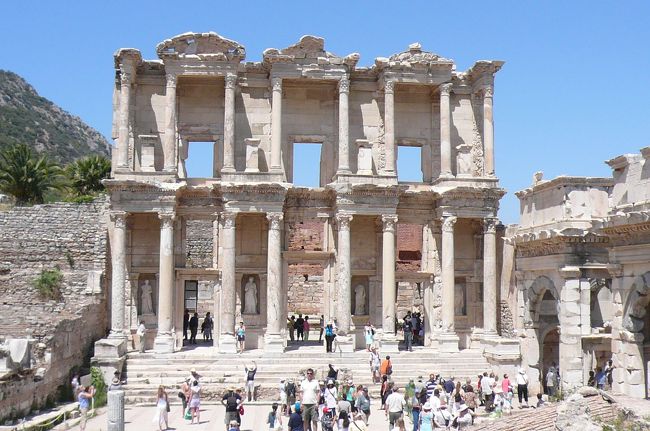 クレディア通りからセルスス図書館