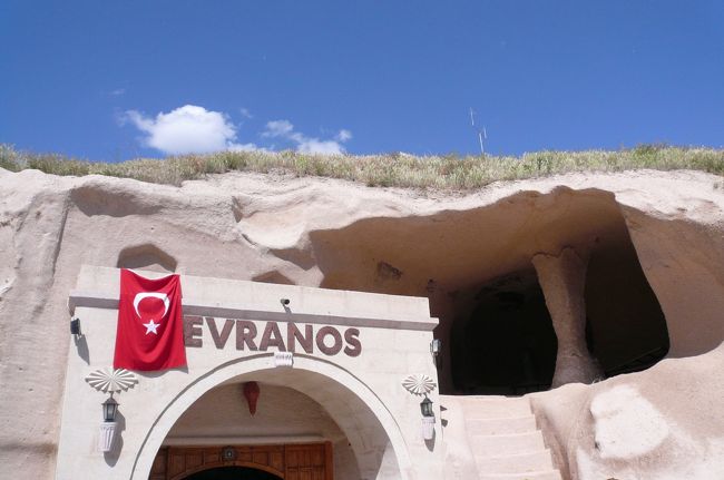 洞窟レストランでマス料理の昼食