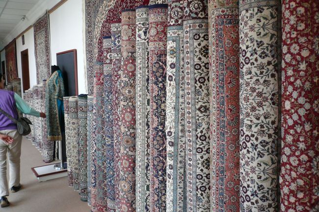 お決まりのじゅうたんのお店へ