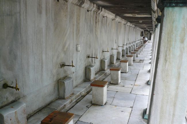 ブルー・モスク<br />ここで身を清めます