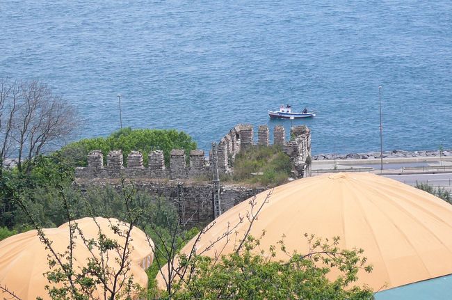 テラスから<br />城壁が残ってます