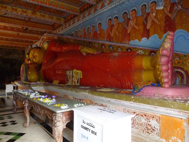 中はとても大きく、涅槃佛が。　周りには熱心にお経は唱えている地元の方が。　ひれ伏して祈る方々の前を歩くのは　気後れしますが。　全く気にする様子はなく、ひたすら祈りを！