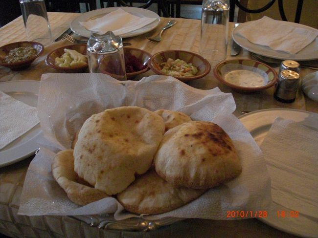 とりあえず、出てきた　薄いお煎餅が膨らんだみたいな。<br /><br />意外に好きでした。