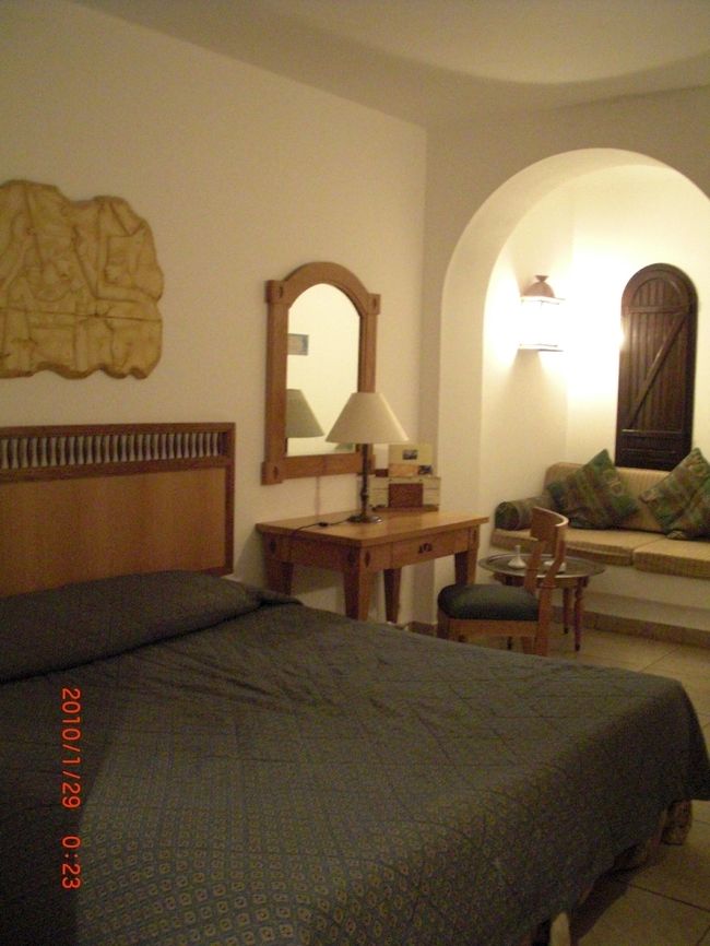 ホテルはカイロより、綺麗。同じ５つ星。 <br />部屋は綺麗だけど、なぜかバスルームに幾つか鳥の糞が(笑) <br /><br />添乗員さんに言ったら、 <br />『部屋変えますか？』 <br />ってすごく恐縮しながら言ってくれたけど、糞ごときで面倒なので <br />クリーニングだけしてもらった。 <br /><br /><br /><br />添乗員さんって、大変だね。 <br />寝てる時に飛んでこなきゃいいさ<br />別にかまいません。<br /><br />起きて、鳥がいたら驚くけど、うれしいのにな。