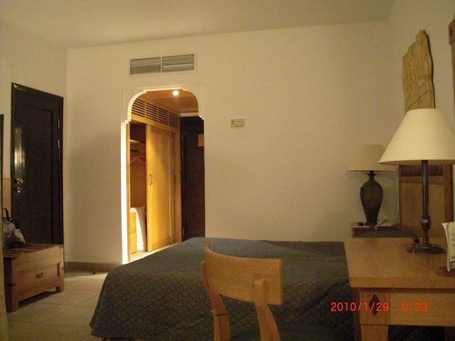 ダブルベッドに1人。快適。 <br /><br />部屋に着いたのが、24時過ぎ。 <br />風呂入って、何だかんだベッドに入ったのが1時30分。 <br /><br />…明日のwake up call… <br />…5時30分でございます。<br /><br />おやすみなさい・・・ <br /><br />