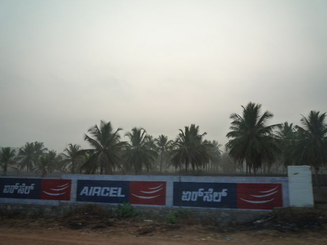 朝もやの中を、バスは一路マイソールへ進みます。道路事情はもちろん悪く、凸凹道を揺れながらひたすらマイソールへ。