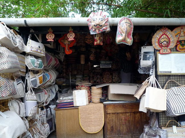 お土産物屋さん。ハンドクラフトの一点ものが並びます。ハンドバッグは一つ５００円くらいでした。