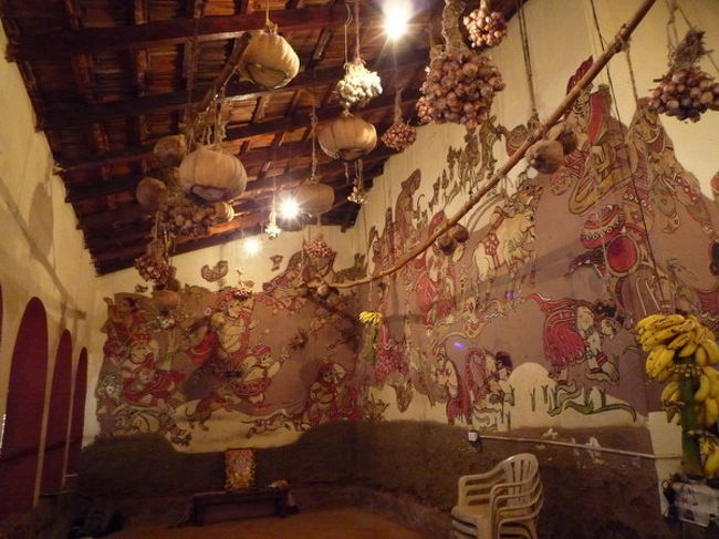 レストラン内には、このようなお祈りをする場所がありました。壁一面に描かれた神様の絵が可愛らしくみえます。