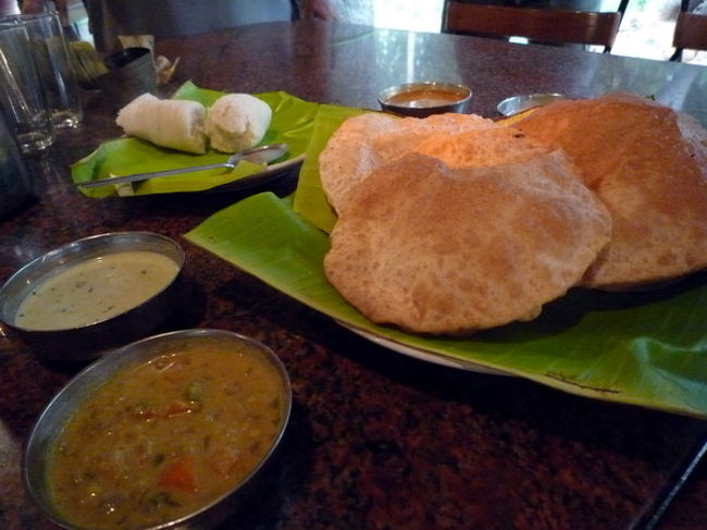 揚げたパンのようなものを、スープ状のカレーにつけていただきます。辛くなく、とても美味しいです。
