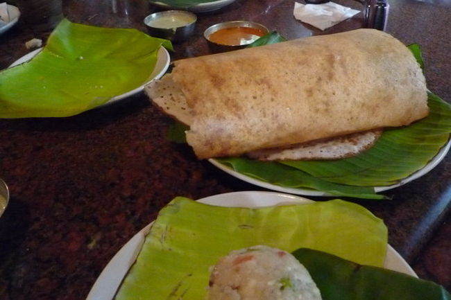 米粉をベースに作ったドーサと呼ばれるものも頼んでみました。外はパリッとしていて、中はもちっとした薄い生地です。こちらも美味！