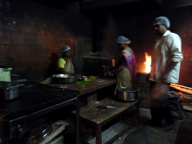 キッチンを覗かせてもらったら、中では薪で火力たっぷりな「かまど」が活躍していました。