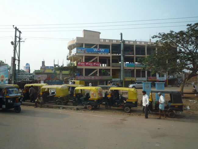 リキシャも黒いものばかりです。バンガロール市内には、黄色の帆に緑色の車体のリキシャが走っていますが、これはクリーンエネルギーであるLPGで動いているとか。黒はディーゼルなんですって。