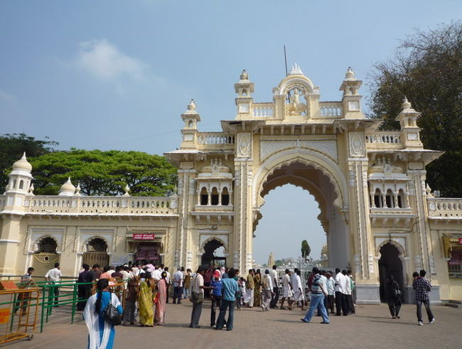 マイソール宮殿にやってきました。今でもマハラジャが住んでいる宮殿なんだとか。