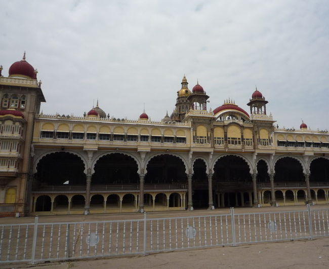 入場する際にカメラは一時預かりの所に置いておかなければいけません。写真が撮れるのは外観のみです。