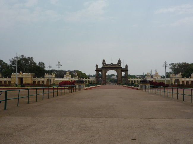 広大な敷地。門や建物のデザインは基本的には左右対称のものばかりです。