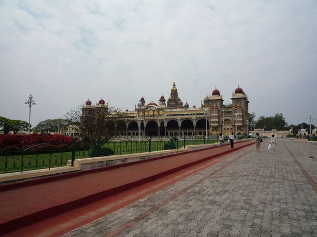 日曜日の夜には、この宮殿がライトアップされます。よく見ると、建物の線にそって豆電球が沢山付けてあるのが確認できました。