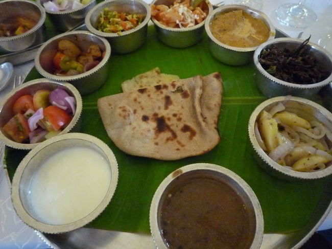 昼食はマイソールにあるホテルにて。やはり、カレーです。