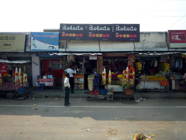 地元の商店にかかげてある看板は、携帯会社のものばかりでした。