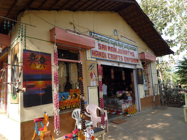 帰り道で立ち寄った休憩所には、こんなカラフルな店がありました。この地域では、ハンドクラフトのおもちゃを作る産業があり、このように沢山のおもちゃが店を彩ります。