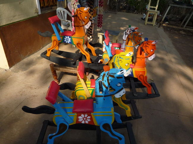 カラフルな木馬。これだけ沢山並んでいると絵になります。