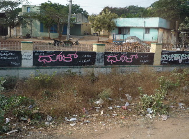 このように、街中はゴミだらけ。ゴミをまとめて捨てる、という習慣が早く根付いて欲しいと願います。