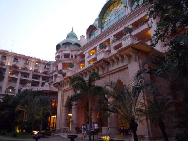 バンガロール市内に戻り、宿泊先のLeelaへ戻ってまいりました。荷物をまとめて、バンガロール空港へ出発です。