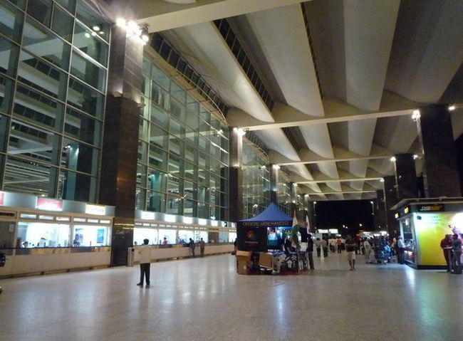 数年前に新しく建てられたバンガロール空港。見送りの人はここまでしか入れず、建物の内部には航空券を持った人だけしか入場できません。