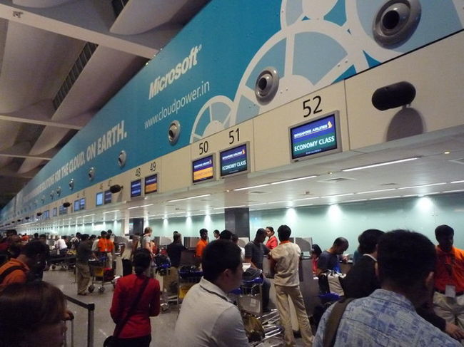 チェックインカウンターの様子。空港内は新しく出来ただけあって、とてもキレイです。この後に通るセキュリティーチェックでは、男女別に列が分かれていて、それぞれ同姓の係員によるボディチェックが行われます。