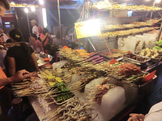 宿に荷物を置いて・・・中華街に・・・歩いて5分ほどです・・・