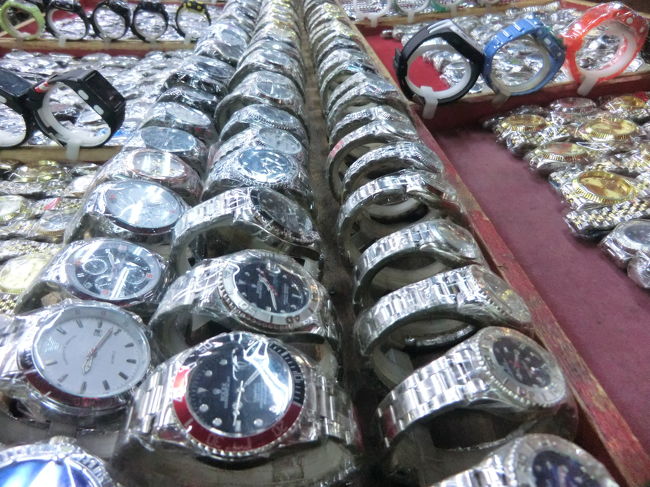 時計は値段が様々・・・高級品のバッタモンはメッキがしっかりしています・・・<br /><br />私のはリュウズが2ヶ月でメッキ剥がれします・・・2年で買い替えです・・・