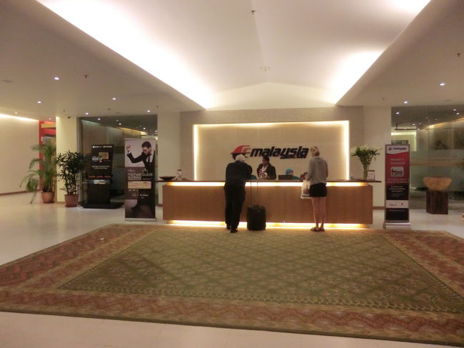 11時過ぎのフライトですが・・・バスが6時に到着しかないので5時間此処で・・・