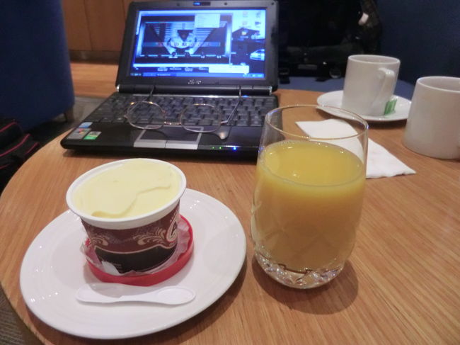 閉めは・アイスクリームとマンゴジュース・・・　　5時間が・・・食べまくり飲みまくりで・・・過ごせました・・・<br /><br />フライト時間です・・・