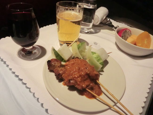 これも食べて・・・　　4万マイルでビジネスクラス・・・昨年マイルの安売りで6万5千円で購入・・・<br /><br />来シーズン分も買いましたが・・・2月26日から必要マイルが倍に跳ね上がりました・・・いい事は続きません・・・クスン・・・。