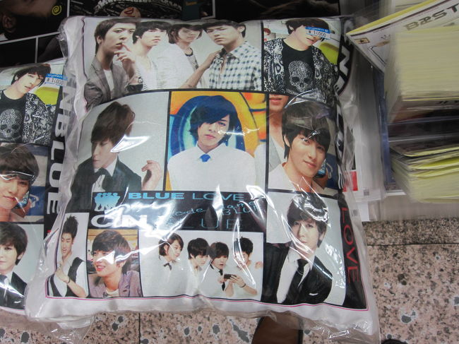 店内の商品。<br />CNクッション。