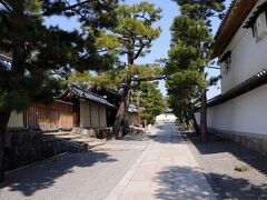 駅から少し歩くと、妙心寺の北総門に着く。
妙心寺は、日本最大の禅寺だそうで、塔頭46を数え、南北約500m、東西約400mという広大な面積を誇る。
北総門から塔頭の建ち並ぶ境内を歩いていると、江戸時代に迷い込んだかのような風景が広がっていた。
鬼平犯科帳などの時代劇で使われる場所でもあり、武士が歩いていてもまったく違和感が無いだろう。