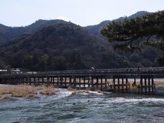 駅を出ると、それまでの落ち着いた風情が吹き飛ぶほどの賑やかさ。
あまりの観光客の多さに来たのを後悔したが、わざわざやってきたので、桂川の畔へ出て、久しぶりに渡月橋を眺めることにした。
混んでいても、やはりこの景色は風情がある。