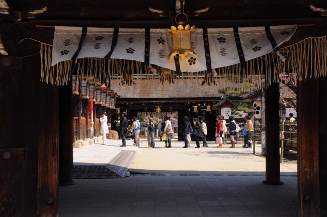 脇の門から出て振り返ると、日本らしい光景が見えた。<br />改めて眺めると、朱色の社殿ではないところが、かえって厳かな印象を受ける。<br />