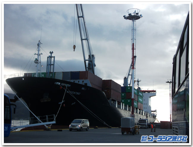 ウシュアイアの港から南極へ向かう。