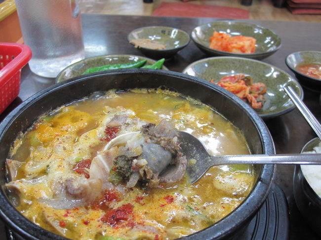 スンデクッの辛いバージョン<br />オルクニタン。<br />スンデとモツがゴロゴロ。。。<br />http://www.youtube.com/watch?v=WCxOuNwR2g0<br />