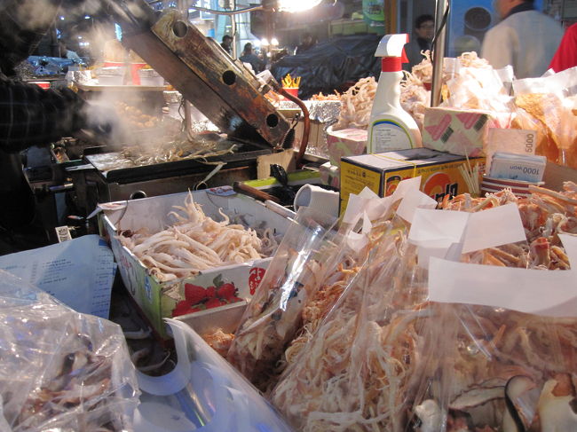 露天のバターイカ焼き。。。<br />バターと砂糖が絶妙のバランスで激ウマ。<br />少々高め。