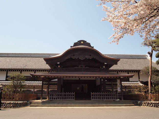 新河岸川から少し歩いて、川越城本丸御殿です。<br />…と言っても、現在残っているのは<br />玄関と大広間と家老詰所だけなんですが。<br /><br />江戸時代には江戸の北の守りとしての役目があったそうです。