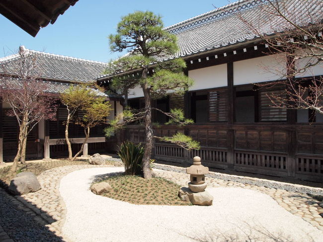 こぢんまりとして質素な造りですが<br />武家屋敷と言う感じでした。