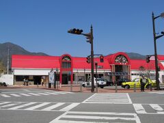 ＪＲ飯田駅

赤い屋根は　リンゴをイメージしたデザインですが…
微妙・・・。