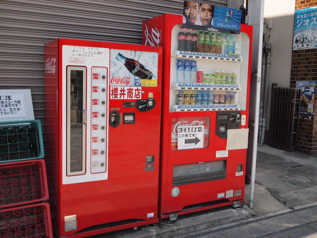 蔵造りの町方面へ。<br /><br />大正浪漫通りの入口に、何だか懐かしい自販機を発見。