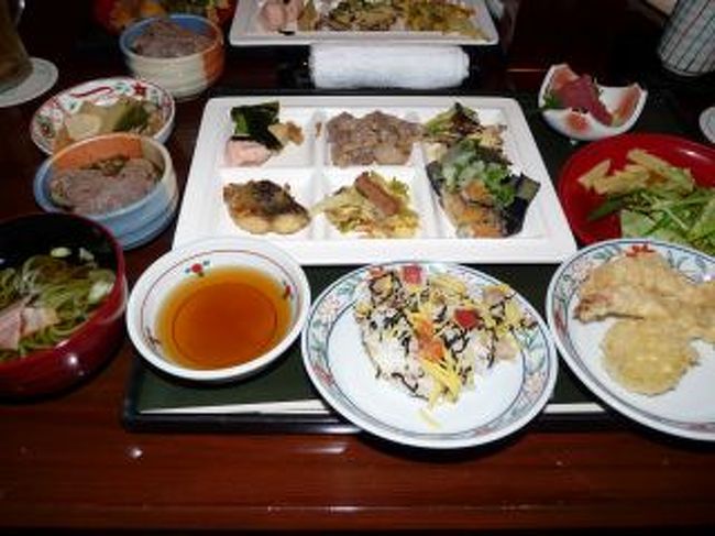 今回のツアーは夕食が選べました。<br />焼肉ｏｒイタリアンｏｒ和食バイキング。<br />悩んだ末にバイキングを選択。焼肉もイタリアンもわざわざ沖縄に来て食べなくてもええんとちゃうん？って思って。<br />バイキングだときっと沖縄料理があるんじゃない？<br /><br />当然ながらバカ食いしてしまいました。