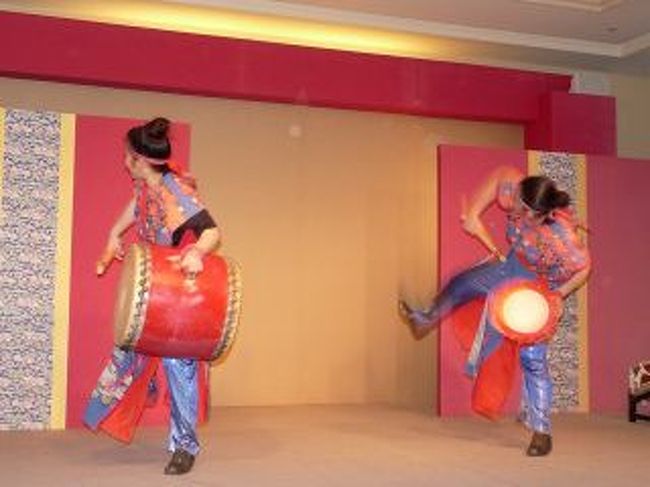 ホテルではショーが開かれてました。この写真はエイサーです。<br />たった二人だったけど、ものすごい迫力。素敵でした。