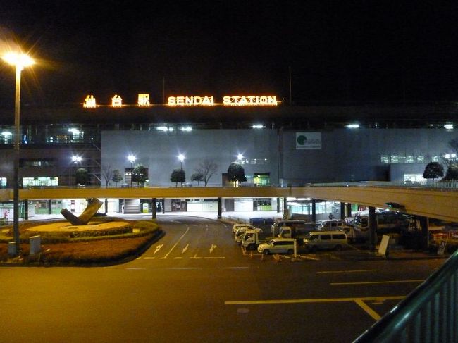 2011年3月26日21:00の仙台駅です。こちらも照明は最小限で、人も車もほとんどいません。店舗も開いているのはごくわずかです。