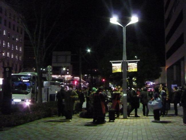 唯一賑わっていたのは、仙台駅東口のツアーバス乗り場だけでした。首都圏に向かって何台ものバスが出発していきます。このときは片道4,000円の4列シートのバスを利用しました。3列シートに乗りなれた身としてはきつかったですが、贅沢はいっておれません。