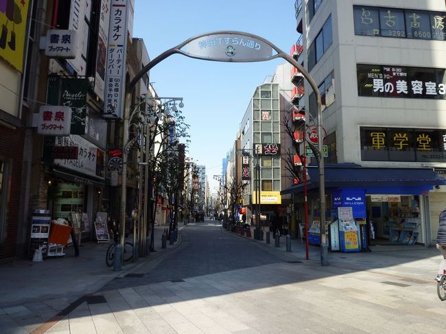 神保町すずらん通りです。2011年の2月までは毎日のように歩いていた場所ですが、3月から宮城に移住したためおよそ一カ月ぶりです。<br /><br />