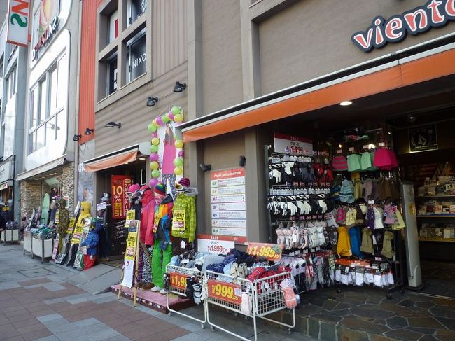 普通に店が開いていて人々がショッピングをしているのが不思議な感じです。